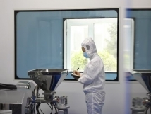 不負(fù)秋日好時光 ，亞歐廠里生產(chǎn)忙， 機(jī)器轟鳴干勁足，熱火朝天普新章！